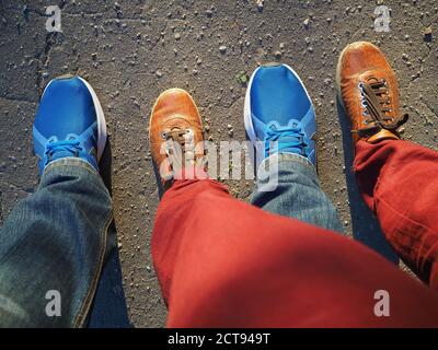 Vue d'en haut, deux paires de jambes. Banque D'Images