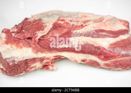 grand morceau de filet de porc gras, viande crue, isolé sur blanc Banque D'Images