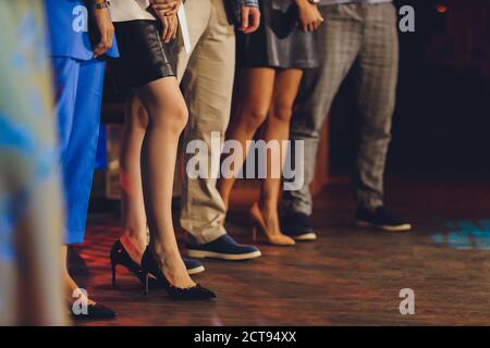 femme d'affaires se tenant à l'extérieur de la foule femmes pieds gros plan. Banque D'Images