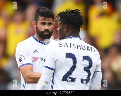 Diego Costa félicite Michy Batshuayi pour sa performance après le match Watford / Chelsea Premier League - Vicarage Road Stadium Copyright pictu Banque D'Images