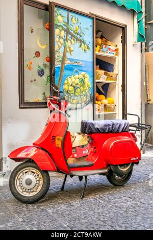 Vespa rouge garée à Amalfi, Campanie, Italie Banque D'Images