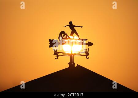 Heacham, Royaume-Uni. 22 septembre 2020. Le soleil se lève derrière cette girouette de surf sur une hutte de plage à Heacham, Norfolk, Royaume-Uni, le 22 septembre 2020 crédit: Paul Marriott/Alay Live News Banque D'Images