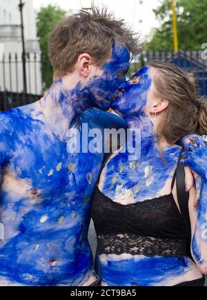 Une protestation contre le résultat d'un référendum d'antan sur le Brexit, pour que la Grande-Bretagne quitte l'Union européenne à l'extérieur, Downing Street, Whitehall, Westminster, Londres Royaume-Uni. 24 juin 2016 Banque D'Images