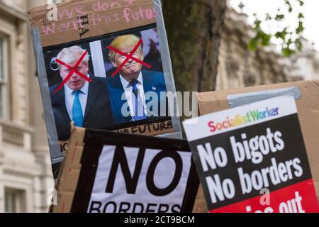 Une protestation contre le résultat d'un référendum d'antan sur le Brexit, pour que la Grande-Bretagne quitte l'Union européenne à l'extérieur, Downing Street, Whitehall, Westminster, Londres Royaume-Uni. 24 juin 2016 Banque D'Images