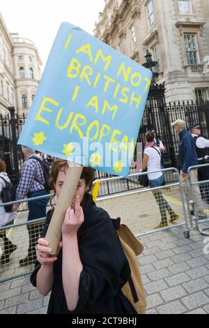 Une protestation contre le résultat d'un référendum d'antan sur le Brexit, pour que la Grande-Bretagne quitte l'Union européenne à l'extérieur, Downing Street, Whitehall, Westminster, Londres Royaume-Uni. 24 juin 2016 Banque D'Images