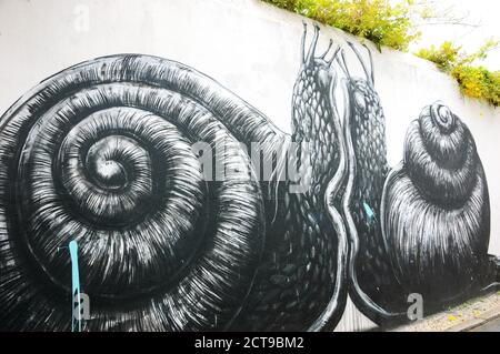 LAGOS, PORTUGAL - 3 MAI 2015 : deux escargots amoureux par l'artiste du graffiti ROA. Le ROA est connu pour ses œuvres de graffiti animal à grande échelle en noir et blanc Banque D'Images