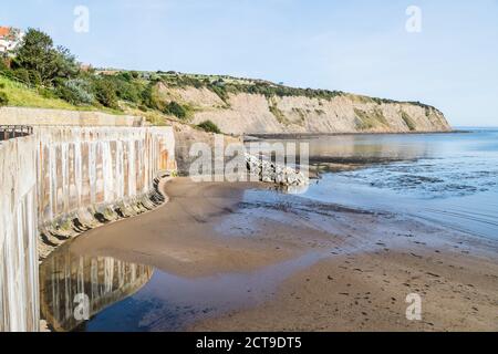 Le sentier côtier de Robin Hoods Bay vu à marée basse dans le North Yorkshire en septembre 2020. Banque D'Images