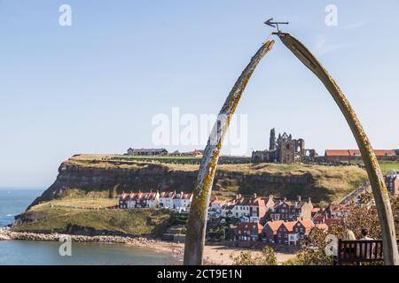 Arche d'os de baleine au-dessus de Whitby dans le Yorkshire qui marque l'industrie de la chasse à la baleine autrefois prospère. Banque D'Images