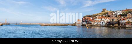 Entrée du port de Whitby et panorama sur la falaise est composé de plusieurs images prises dans le North Yorkshire en septembre 2020. Banque D'Images