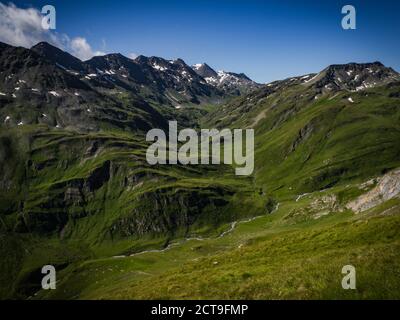 Superbe vue sur les sommets, les vallées et les glaciers des Alpes autrichiennes, le parc Hohe Tauern. Charmante et belle scène avec des prairies étonnantes. Banque D'Images