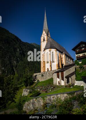 Belle vue détaillée de l'église dans la petite ville Heiligenblut au coeur des Alpes et près des plus hautes montagnes d'Autriche. Destination célèbre. Banque D'Images
