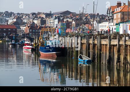 Bateaux de pêche à Scarborough vus à marée basse dans le port en septembre 2020. Banque D'Images