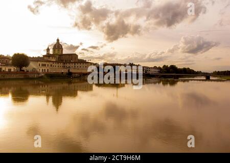 Rivière Arno au coucher du soleil. Florence, Italie. Banque D'Images