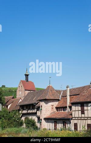 France, Alsace, Riquewihr, Haut-Rhin, route des vins alsaciens, Riquewihr, Tour de Dolder et à l'extérieur de la ville avec des maisons intégrées Banque D'Images