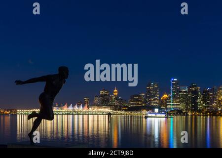 Canada, Vancouver, statue Harry Jerome et skyline at night Banque D'Images