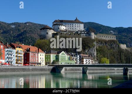 Autriche, Tyrol, Kufstein, Forteresse au-dessus de l'Inn et de la vieille ville Banque D'Images