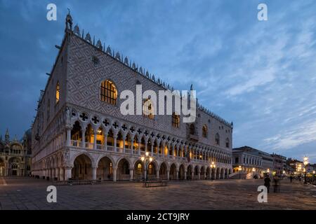 L'Italie, Venise, la Place Saint Marc avec le Palais des Doges la nuit Banque D'Images