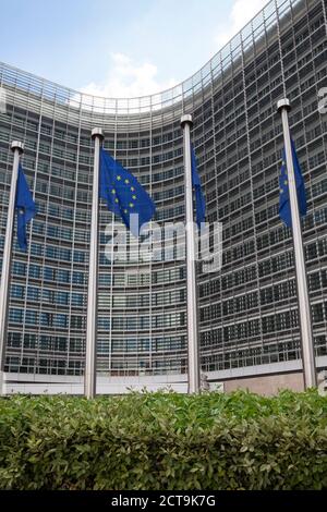 Belgique, Bruxelles, Commission européenne, drapeaux européens au Berlaymont Banque D'Images