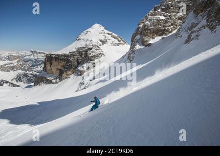 L'Italie, Dolomites, Val Gardena, l'Homme le ski nordique Banque D'Images