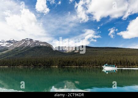 Le Canada, l'Alberta, Parc National de Jasper, Maligne, la montagne sur le lac Maligne Tourboat Banque D'Images