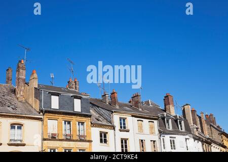 France, Champagne-Ardenne, Ardennes, Sedan, Chambre des toits et cheminées en face de ciel bleu Banque D'Images