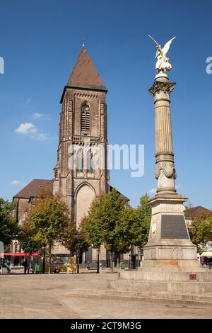 L'Allemagne, en Rhénanie du Nord-Westphalie, Oberhausen, Altmarkt, église du Sacré-Cœur, l'Ange de la paix, colonne de la victoire Banque D'Images