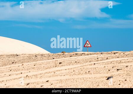 Espagne, Fuerteventura, Corralejo, Parque Natural de Corralejo, signalisation routière au sand dune Banque D'Images