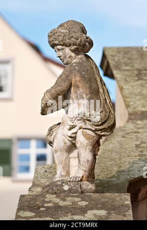 Allemagne, Bade-Wurtemberg, Meersburg, sculptures en pierre sur le mur du jardin du château Banque D'Images