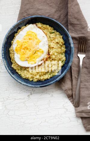 Plat de kedgeree végétarien avec œuf frit sur le chiffon et le bois, elevated view Banque D'Images