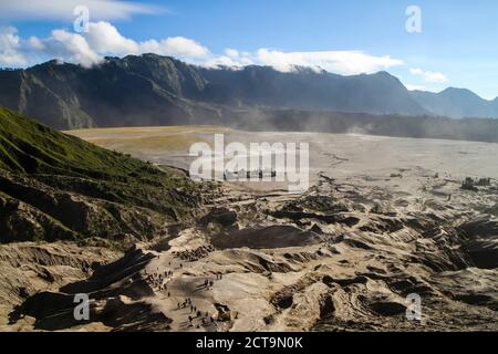 Indonésie, Java, Parc national de Bromo Tengger Semeru, touristes sur le chemin du volcan Mont Bromo, , en arrière-plan Pura Luhur Poten temple hindou Banque D'Images