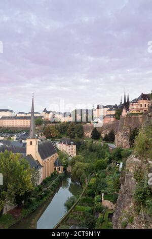 Luxembourg, Luxembourg-ville, vue de casemates du Bock, Château de Lucilinburhuc à l'Abbaye Neumünster Benediktiner et Saint Johannes église sur l'Alzette Banque D'Images