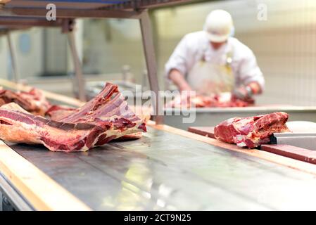 Ouvrier dans une usine préparer la viande Banque D'Images