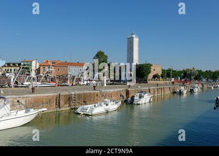 L'Italie, Marken, Province de Pesaro et Urbino, Fano, port d'accueil Banque D'Images