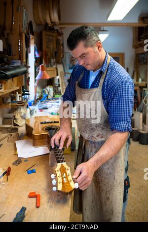 Fabricant de guitare dans son atelier Banque D'Images