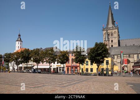 L'Allemagne, en Rhénanie du Nord-Westphalie, Xanten, la cathédrale de Saint Victor et de la place du marché Banque D'Images