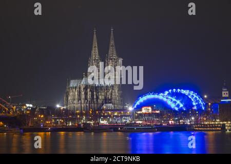 Allemagne, Hambourg, Cologne, vue sur la cathédrale de Cologne et Musical Dome au Rhin Banque D'Images