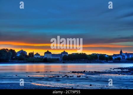 Allemagne, Rhénanie-Palatinat, Neuwied, Château de Neuwied, nette dans l'estuaire de la soirée Banque D'Images