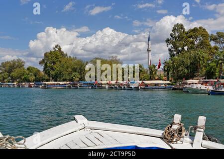 La Turquie, Ankara, Tourboats sur la rivière Dalyan Banque D'Images