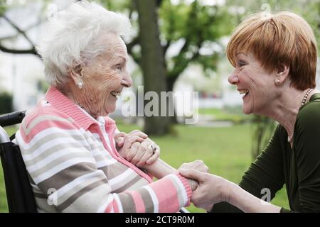 L'Allemagne, en Rhénanie du Nord-Westphalie, Cologne, Senior woman and young woman looking at each other, smiling Banque D'Images