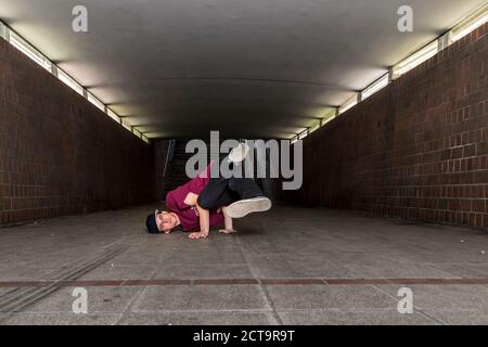 Allemagne, portrait of young break dancer au passage sous Banque D'Images