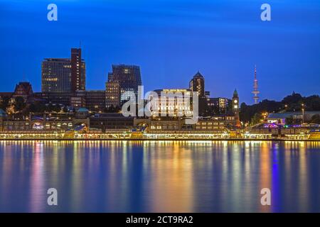 Allemagne, Hambourg, en vue d'Landungsbruecken dans la soirée Banque D'Images