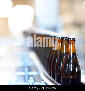 Allemagne, bouteilles de bière sur une chaîne de montage d'une usine d'embouteillage d'une brasserie Banque D'Images