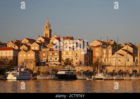 La Croatie, Dubrovnik-Neretva, l''île de Korcula, Korcula, paysage urbain et le port dans la soirée Banque D'Images