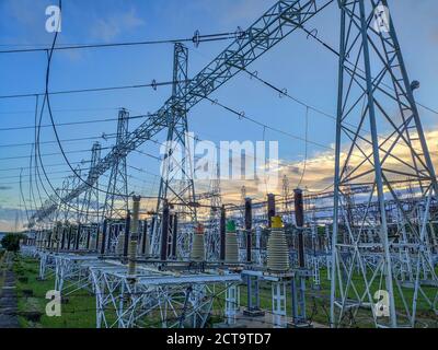 Sous-station du transformateur de puissance haute tension. Tour haute tension avec ciel bleu Banque D'Images