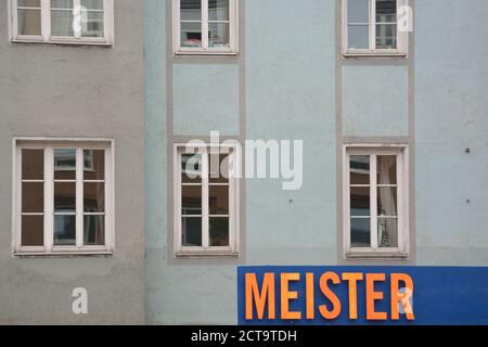 Germany, Bavaria, Munich, partie de maison grise/avec windows et signer Banque D'Images