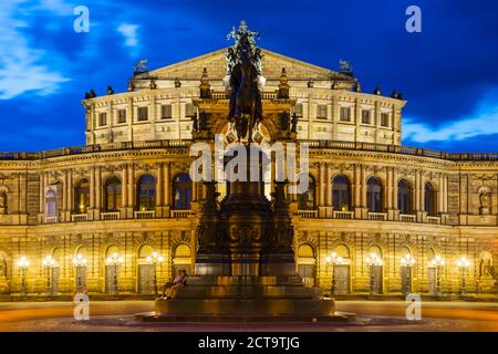 Allemagne, Saxe, Dresde, Saxe Semperoper, Theaterplatz, Opéra d'État et John de Saxe Memorial dans la soirée Banque D'Images