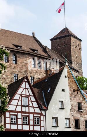 Allemagne, Bavière, Nuremberg, en vue de Kaiserburg et maisons à colombages à l'avant Banque D'Images