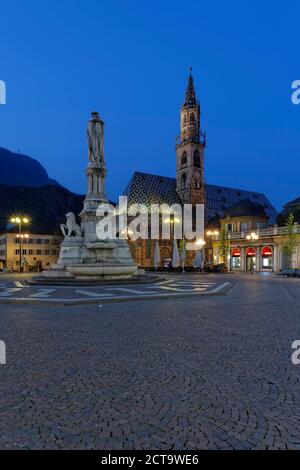 L'Italie, l'Alto Adige, Bolzano, la Piazza Walther avec monument de Walther von der Vogelweide et cathédrale de Bolzano Banque D'Images