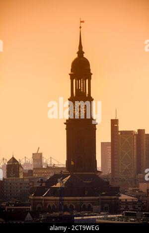 Allemagne, Hambourg, paysage urbain de Saint Petri église avec église St Michel et le port. Banque D'Images