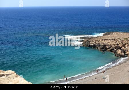 Magnifique baie méditerranéenne avec plage de sable et rochers sur la péninsule d'Akamas à Chypre. Banque D'Images
